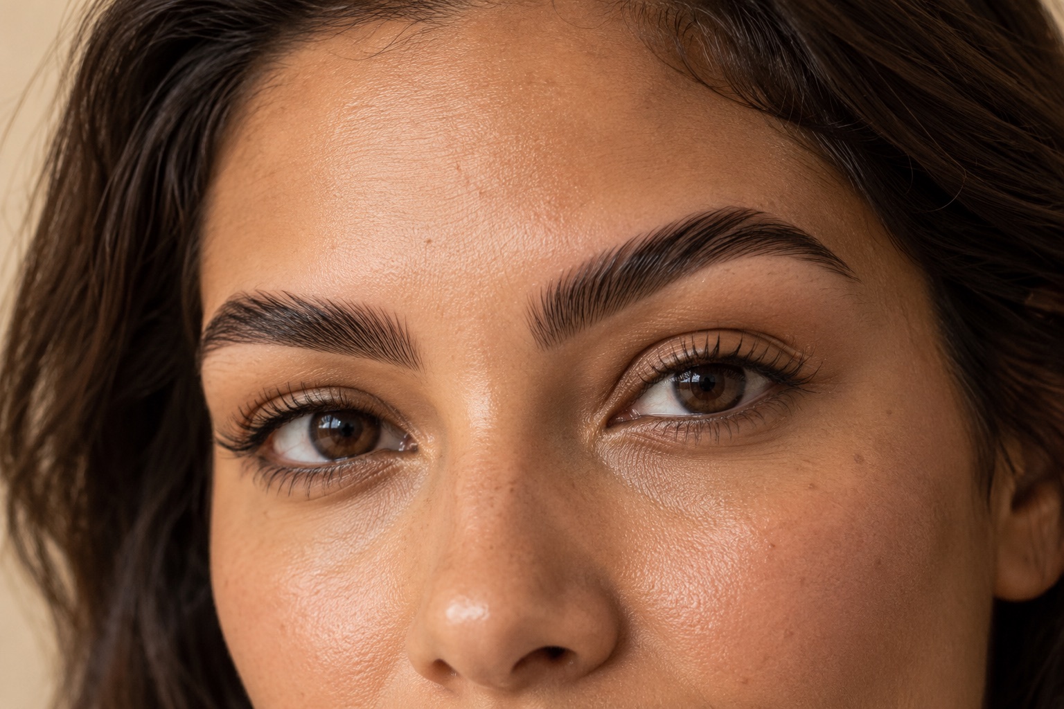 Inspiração de sobrancelhas naturais penteadas, criada com IA